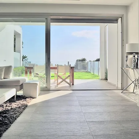 Golden Mile Townhouse, Pool & Sea Views Casa vacanze